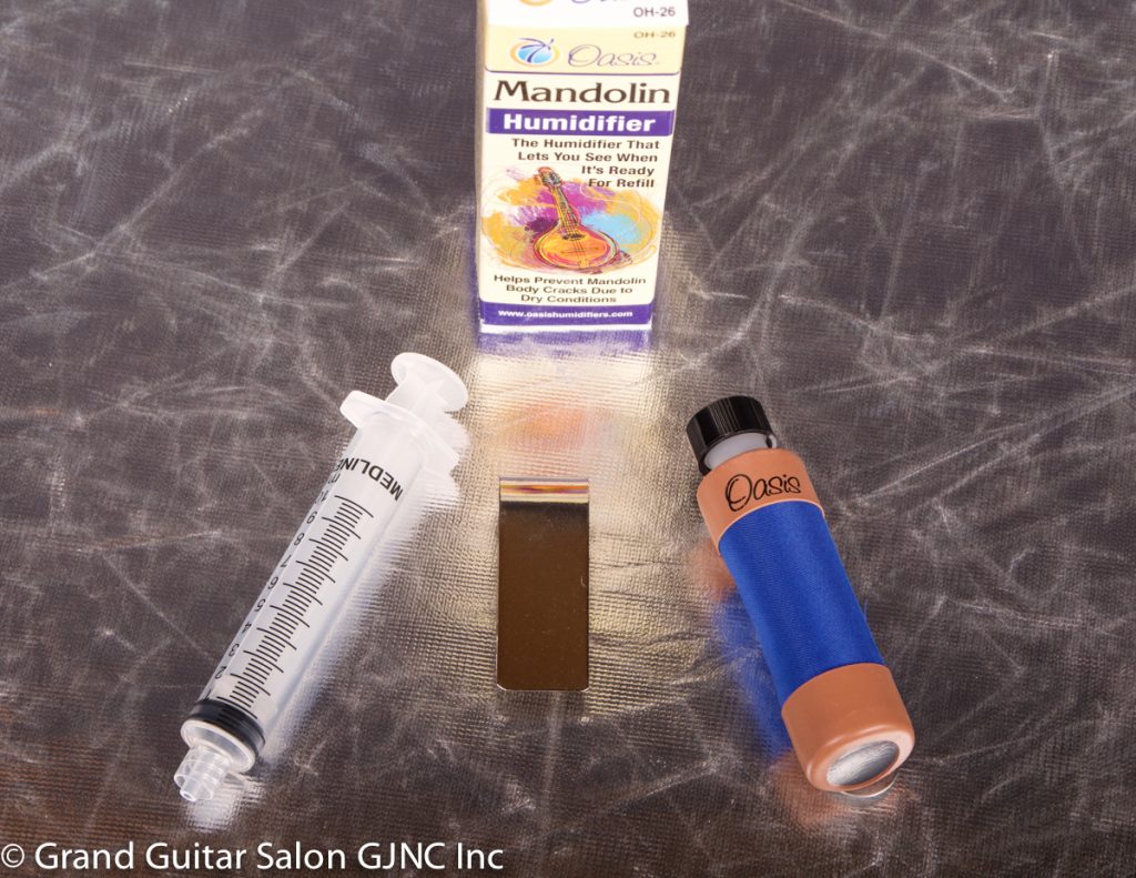 A327, Oasis OH26 Mandolin humidifier Grand Salon de Guitare